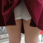 【盗撮動画】油断大敵。店内でスカートめくりパンチラ盗撮される10代女子生徒さん（盗撮バレ）のトップ画像