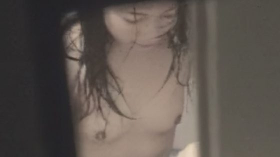 【盗撮動画】伝説の盗撮動画サイトpresents！ちっぱい娘の裸体を覗き見る民家隠し撮り映像。ガチものだぞ...